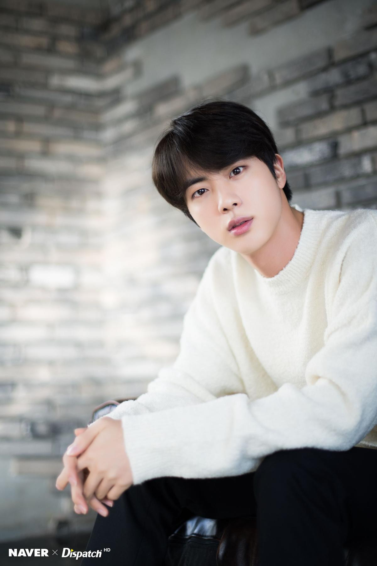 Jin từng là người mẫu trước khi ra mắt cùng BTS, trở thành người nổi tiếng vì quá điển trai Ảnh 6