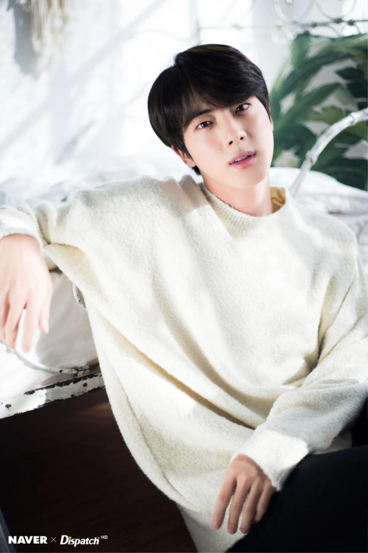 Jin từng là người mẫu trước khi ra mắt cùng BTS, trở thành người nổi tiếng vì quá điển trai Ảnh 1