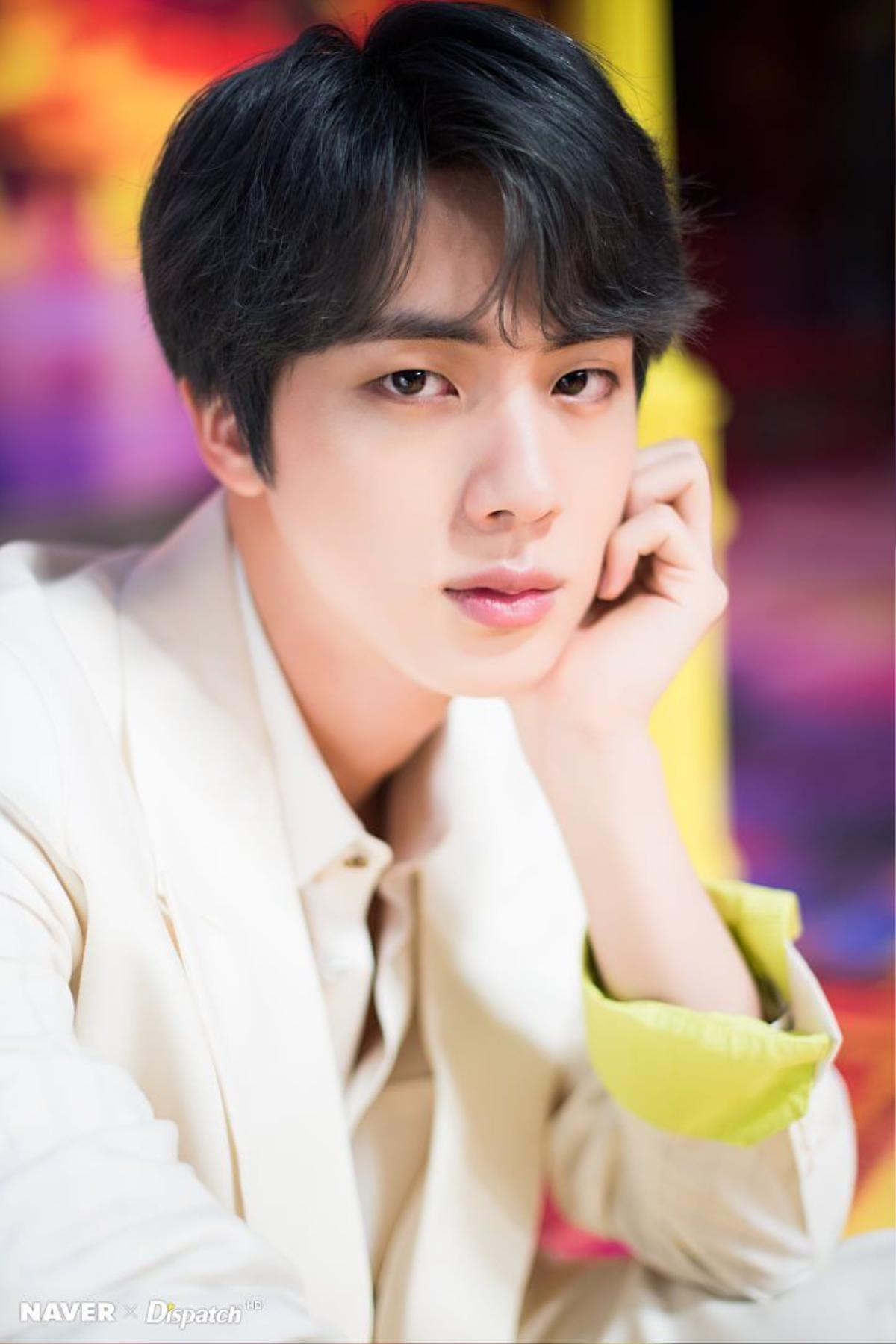 Jin từng là người mẫu trước khi ra mắt cùng BTS, trở thành người nổi tiếng vì quá điển trai Ảnh 7