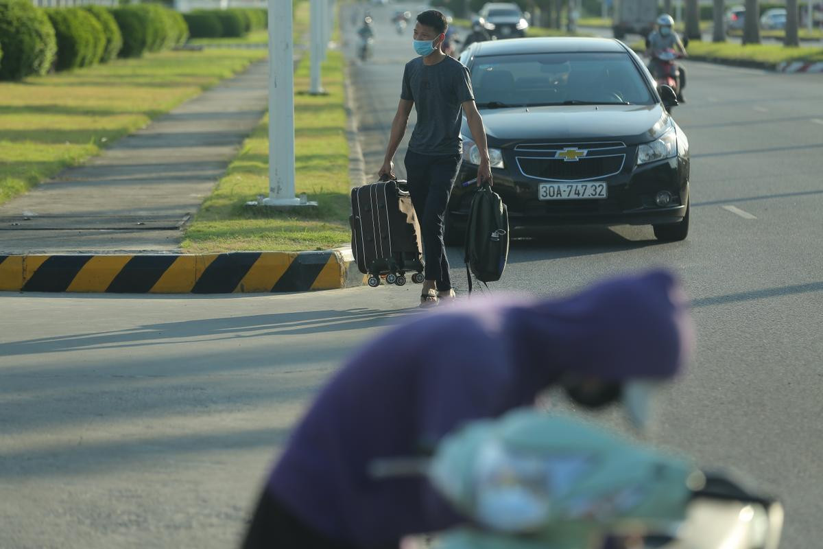 Người thân tiếp tế cho 1.500 công nhân Công ty SEI sau khi phát hiện 3 ca dương tính với COVID-19 Ảnh 7