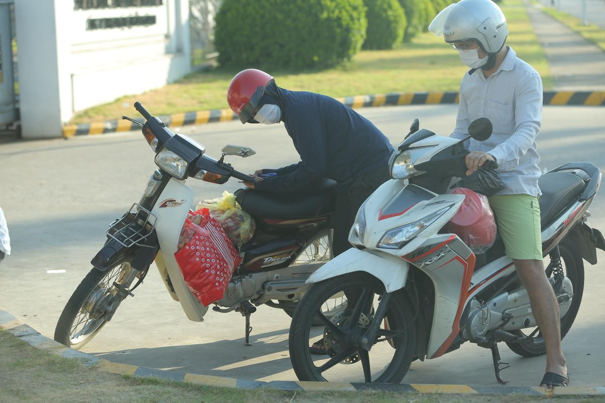 Người thân tiếp tế cho 1.500 công nhân Công ty SEI sau khi phát hiện 3 ca dương tính với COVID-19 Ảnh 4