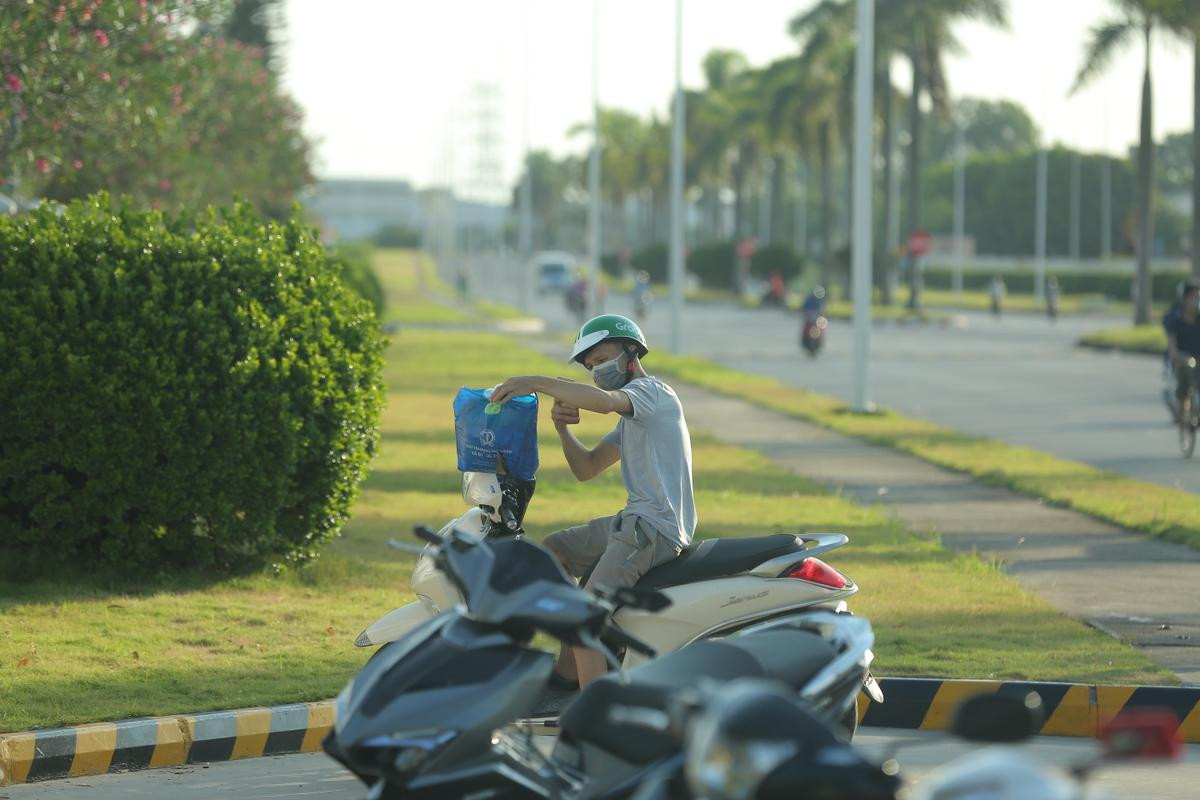 Người thân tiếp tế cho 1.500 công nhân Công ty SEI sau khi phát hiện 3 ca dương tính với COVID-19 Ảnh 10