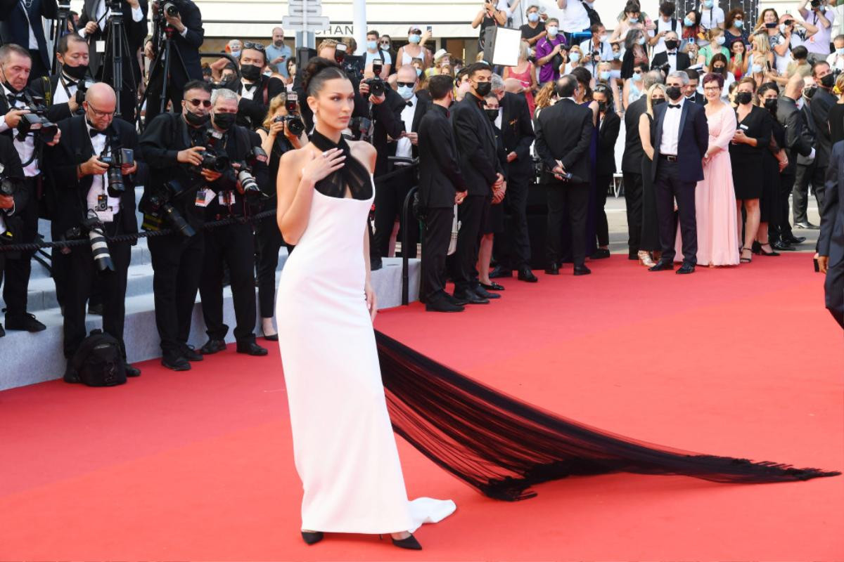 Bella Hadid cùng thiên thần nội y Victoria's Secret chiếm sóng thảm đỏ Cannes 2021 Ảnh 1