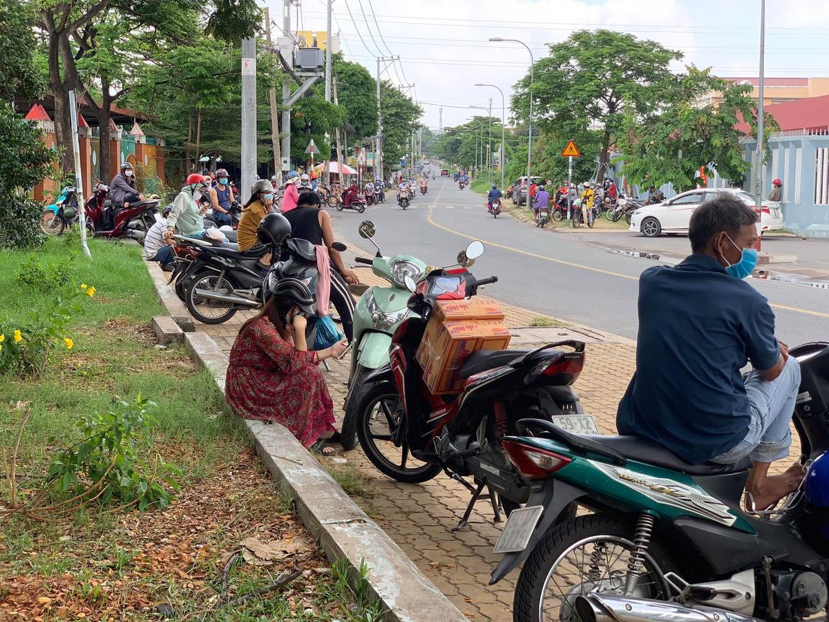 Phụ huynh tập trung đông đúc trước giờ sĩ tử kết thúc môn ngữ Văn, lực lượng chức năng liên tục nhắc nhở Ảnh 8