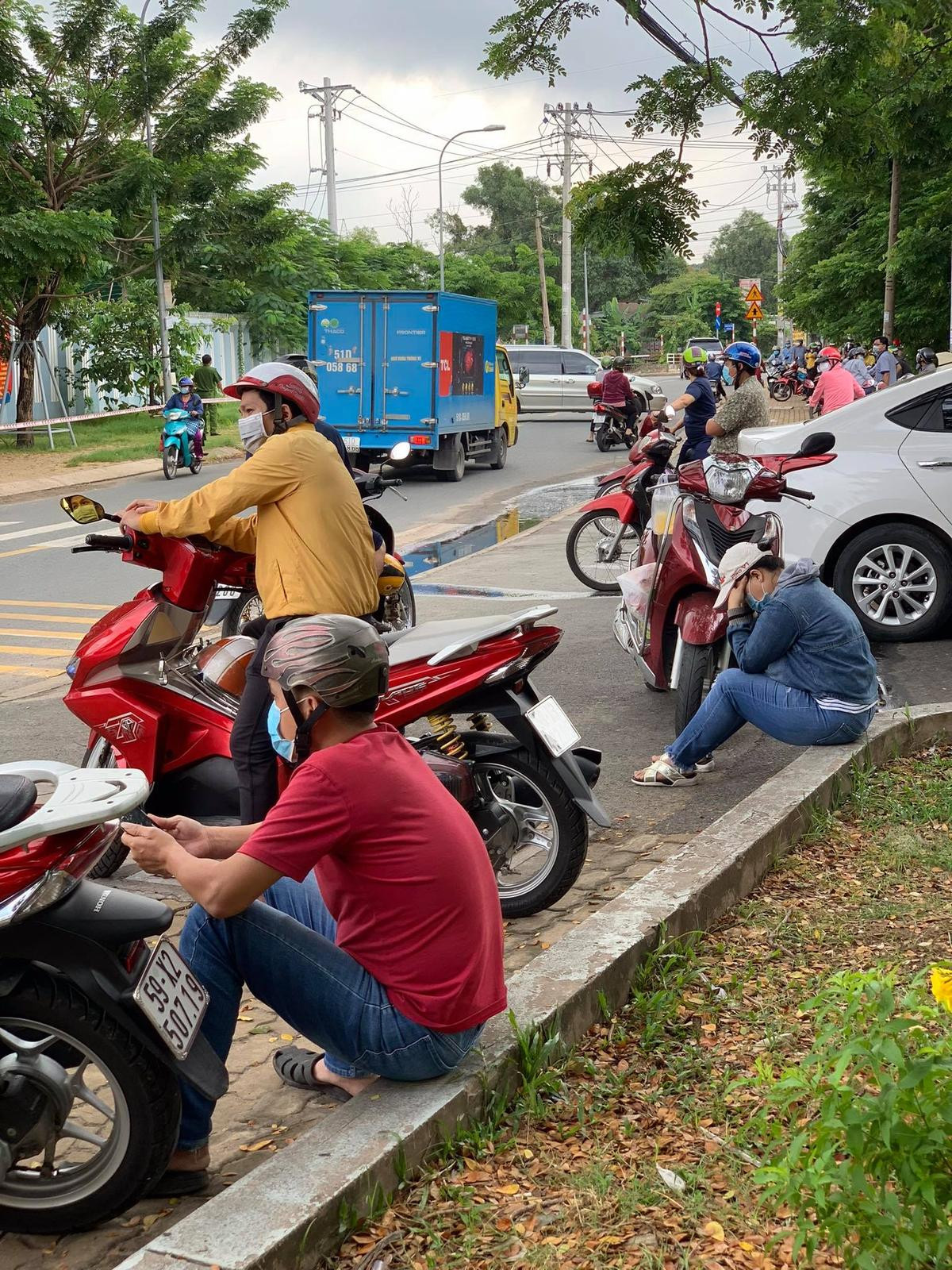 Phụ huynh tập trung đông đúc trước giờ sĩ tử kết thúc môn ngữ Văn, lực lượng chức năng liên tục nhắc nhở Ảnh 5