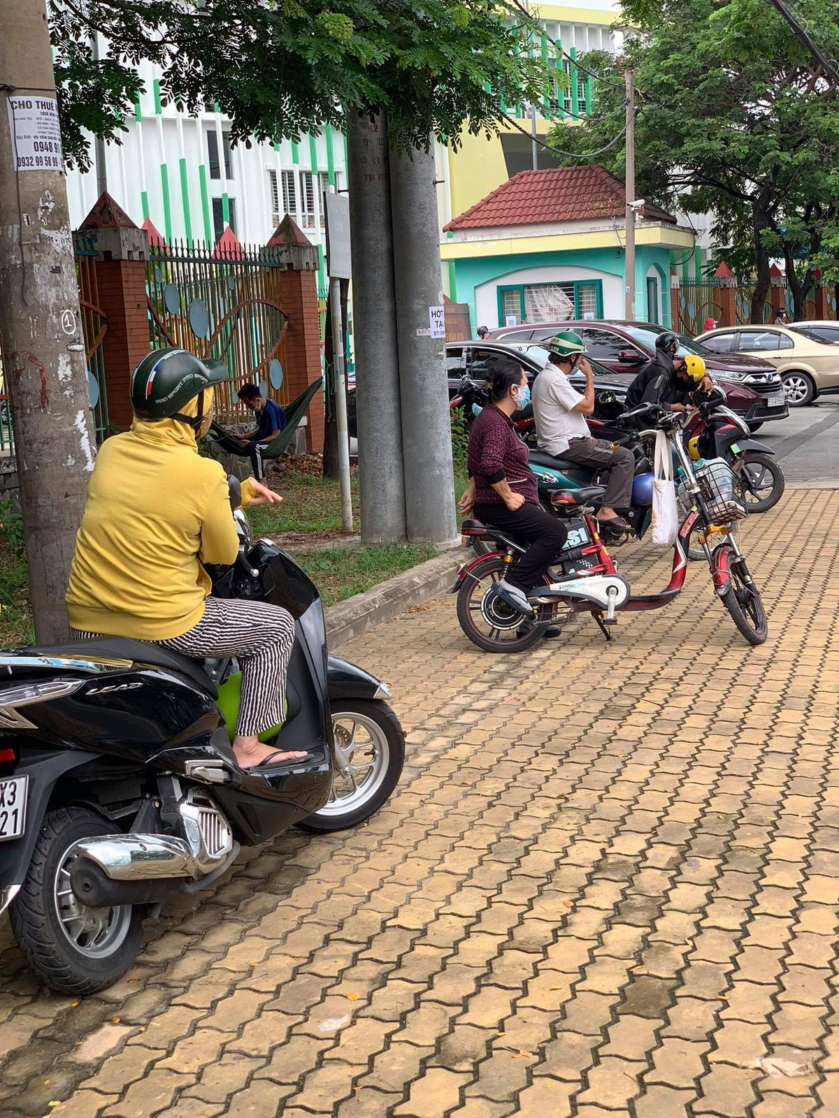 Phụ huynh tập trung đông đúc trước giờ sĩ tử kết thúc môn ngữ Văn, lực lượng chức năng liên tục nhắc nhở Ảnh 7