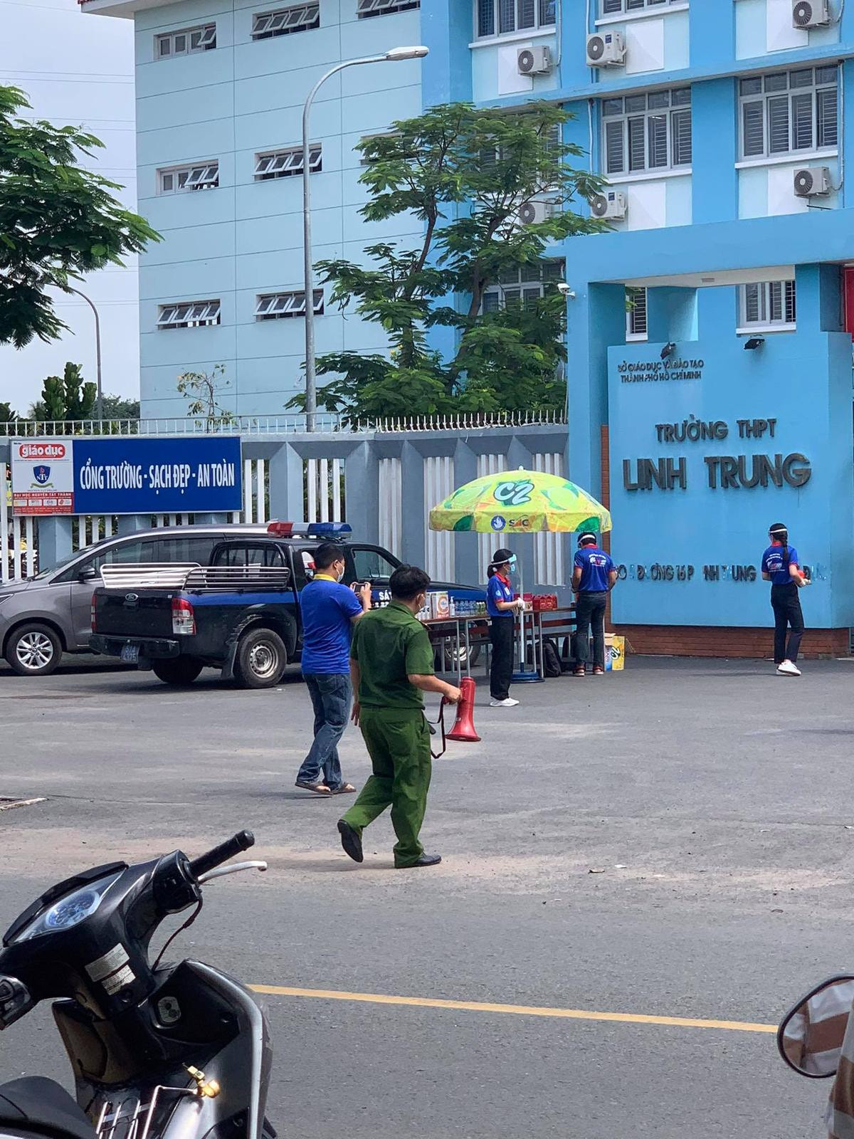 Phụ huynh tập trung đông đúc trước giờ sĩ tử kết thúc môn ngữ Văn, lực lượng chức năng liên tục nhắc nhở Ảnh 11