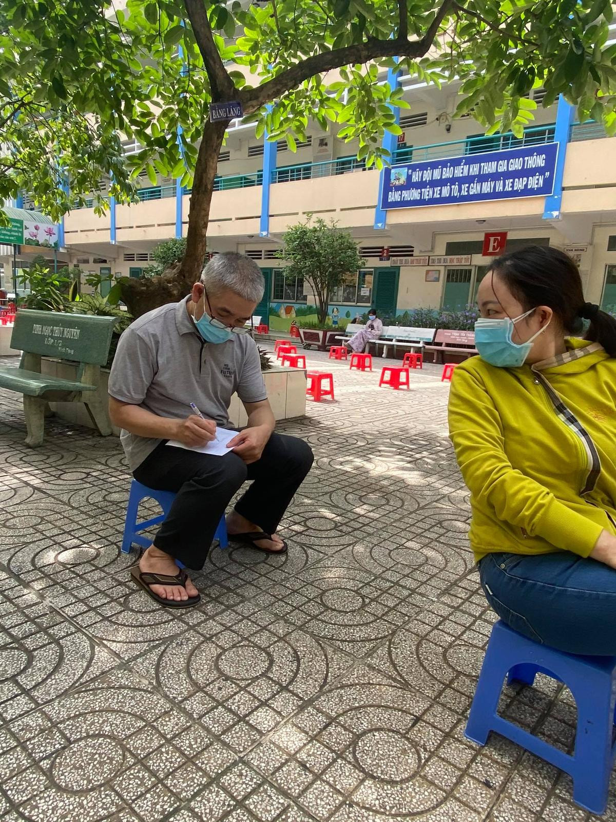 Các sĩ tử bước vào bài thi Toán, biện pháp phòng dịch được siết chặt sau khi phát hiện các ca nghi nhiễm Ảnh 1