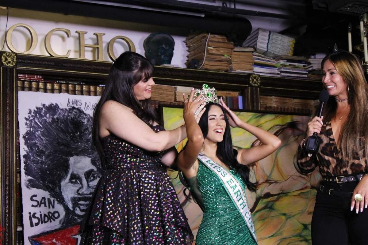 Miss Earth Cuba bị NTK Việt tố mặc đầm nhái anh làm cho Khánh Vân Ảnh 2