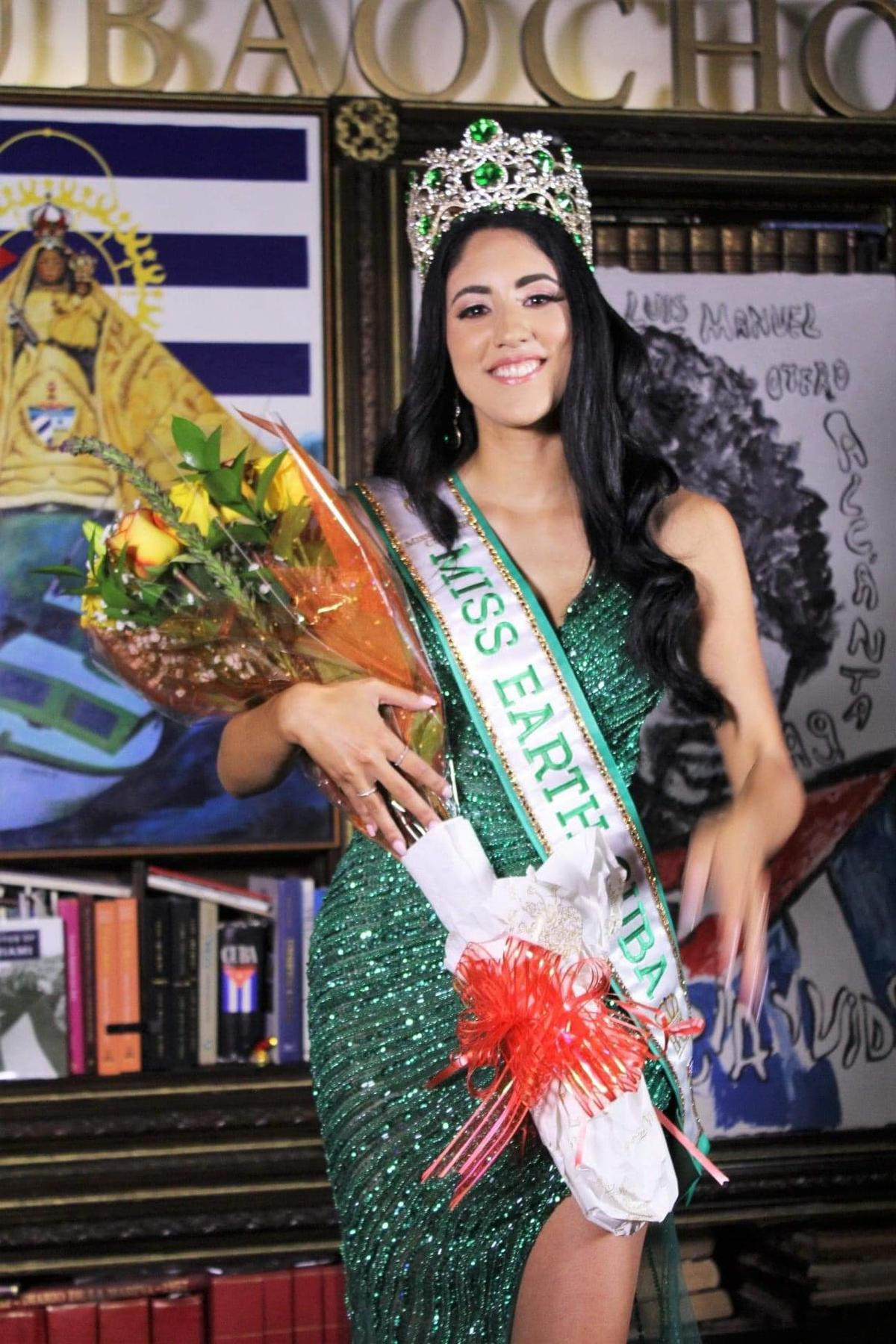 Miss Earth Cuba bị NTK Việt tố mặc đầm nhái anh làm cho Khánh Vân Ảnh 5