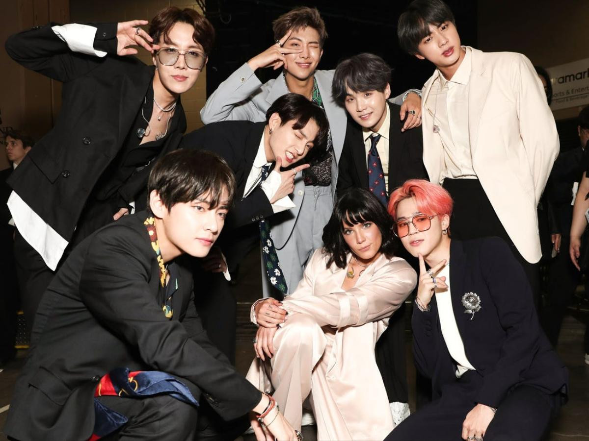 Nữ ca sĩ từng bắt tay BTS trong 'siêu hit' Boy With Luv gây sốc khi khoe vòng 1 trần trụi trên bìa album Ảnh 1