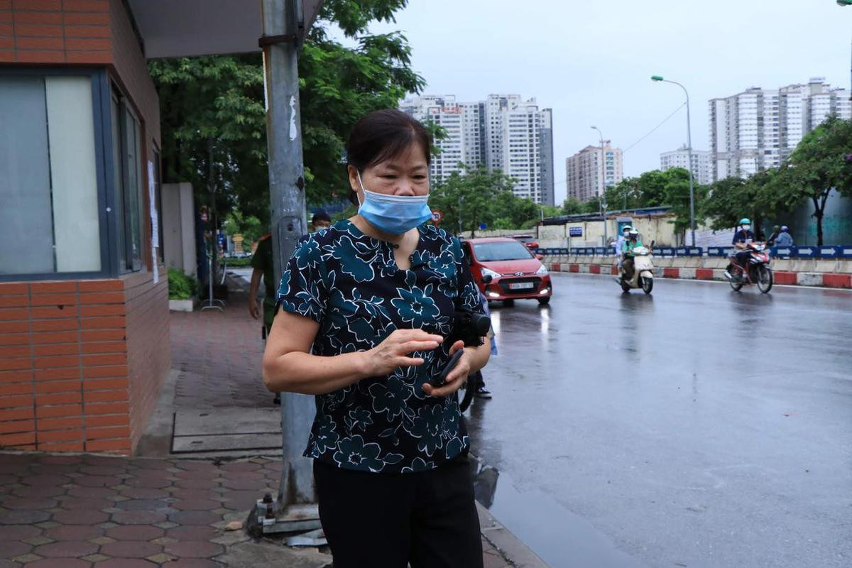 Nữ sinh bị liệt hai chân bước vào phòng thi và nước mắt người mẹ 18 năm động viên con Ảnh 2