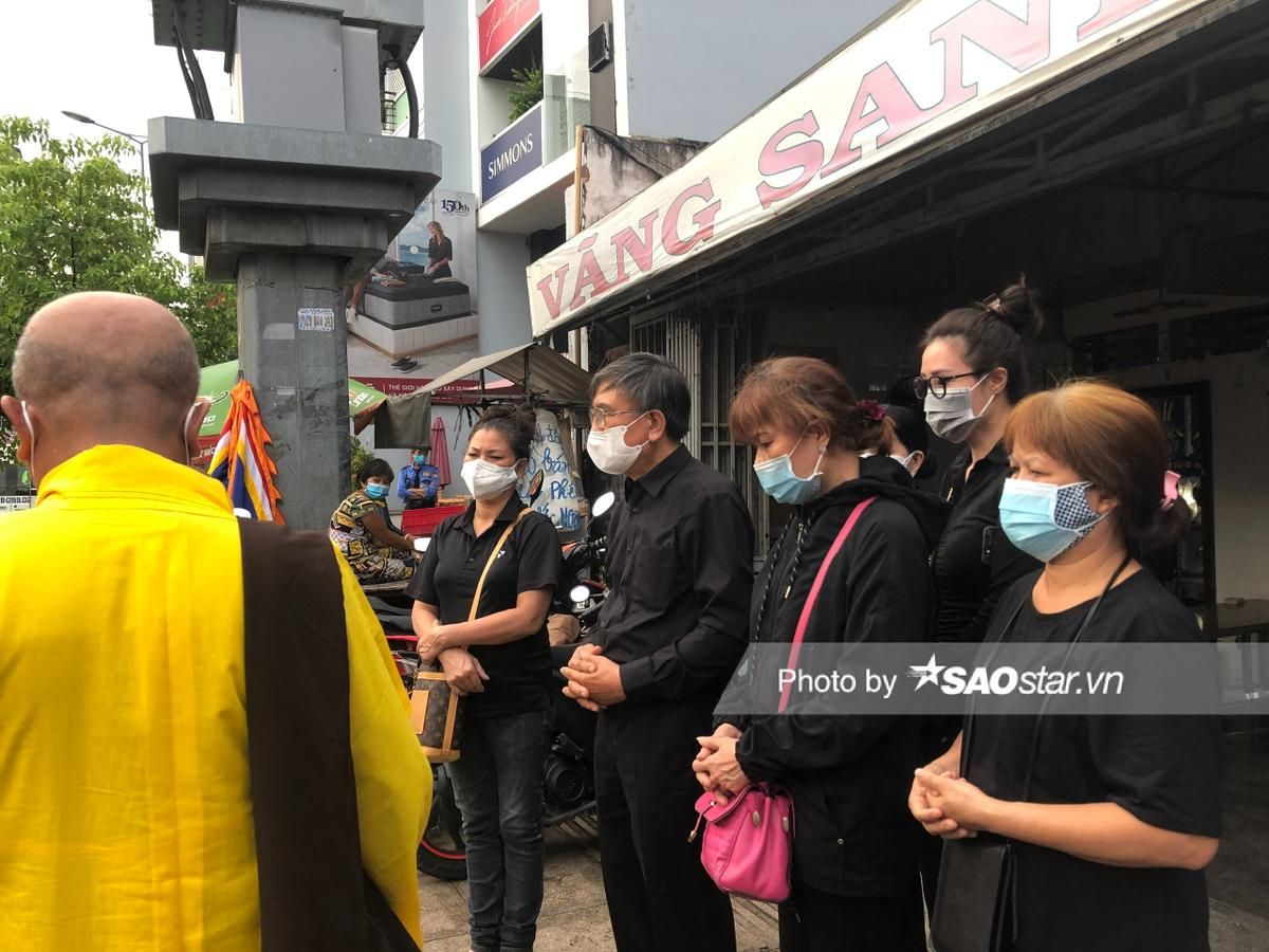 NSƯT Mỹ Uyên sụt sùi nước mắt tại tang lễ diễn viên Đức Long: 'Không muốn khóc nhưng chị thương em lắm' Ảnh 12