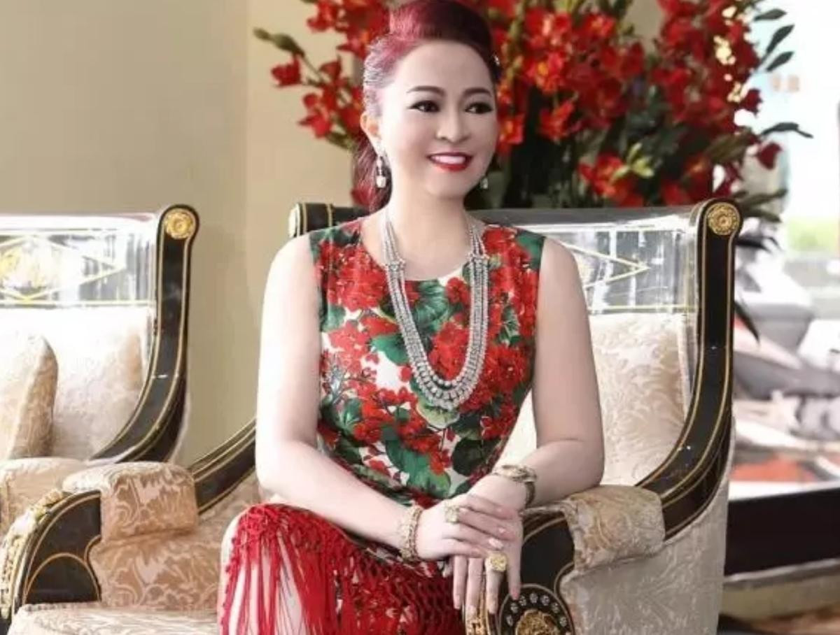 Bà Phương Hằng đeo nhẫn kim cương hàng khủng, 'chị em' sinh đôi với Lệ Quyên, Hà Hồ Ảnh 2