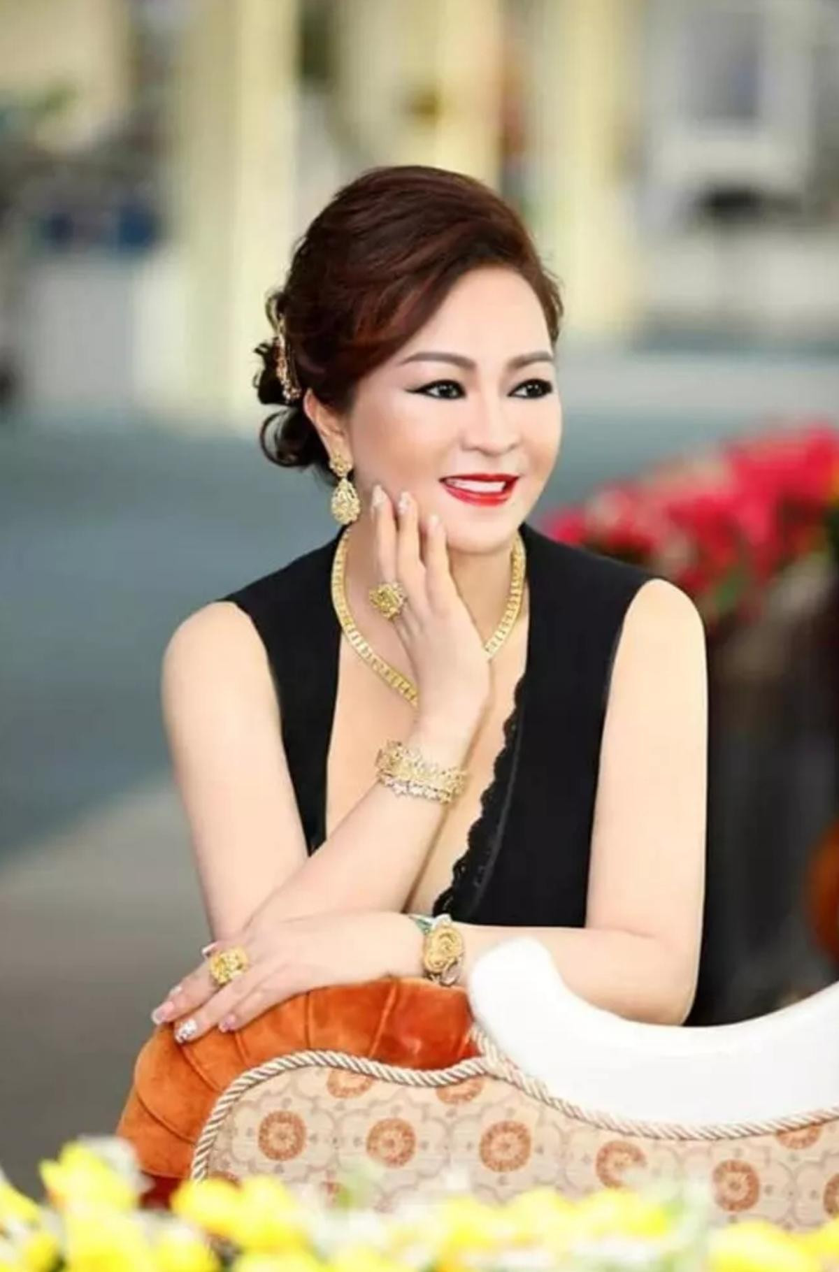 Bà Phương Hằng đeo nhẫn kim cương hàng khủng, 'chị em' sinh đôi với Lệ Quyên, Hà Hồ Ảnh 1