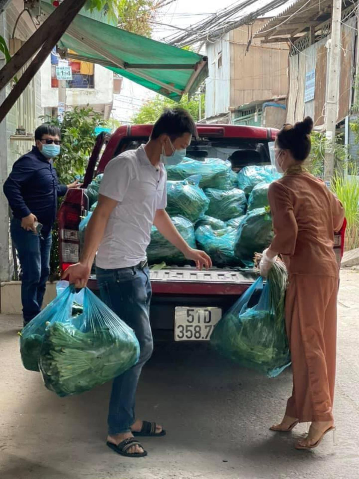 Đi giày cao gót làm từ thiện và bị nhắc nhở, Nhật Kim Anh liền phản ứng tinh tế Ảnh 6