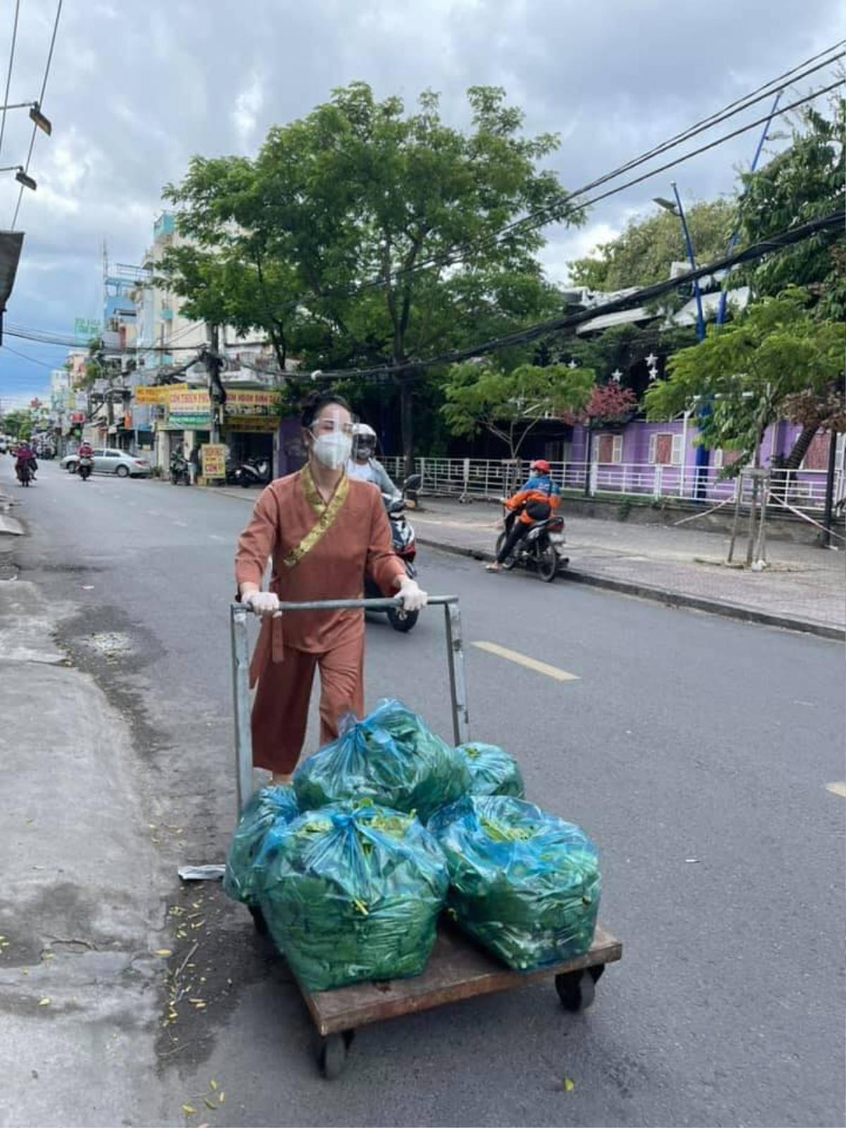 Đi giày cao gót làm từ thiện và bị nhắc nhở, Nhật Kim Anh liền phản ứng tinh tế Ảnh 7