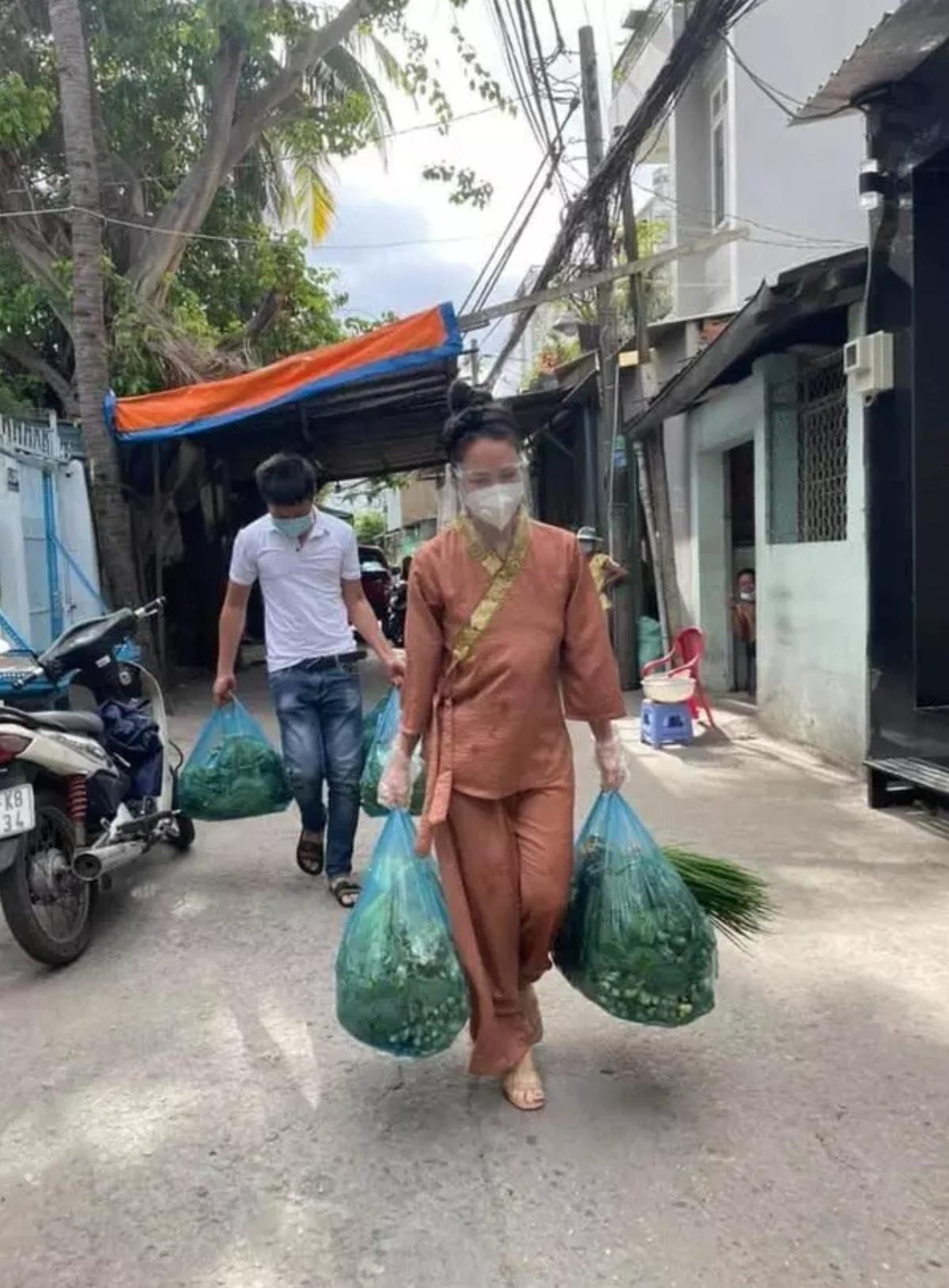 Loạt sao Việt bị chỉ trích vì đi giày lênh khênh, ăn mặc hở hang khi làm từ thiện Ảnh 2