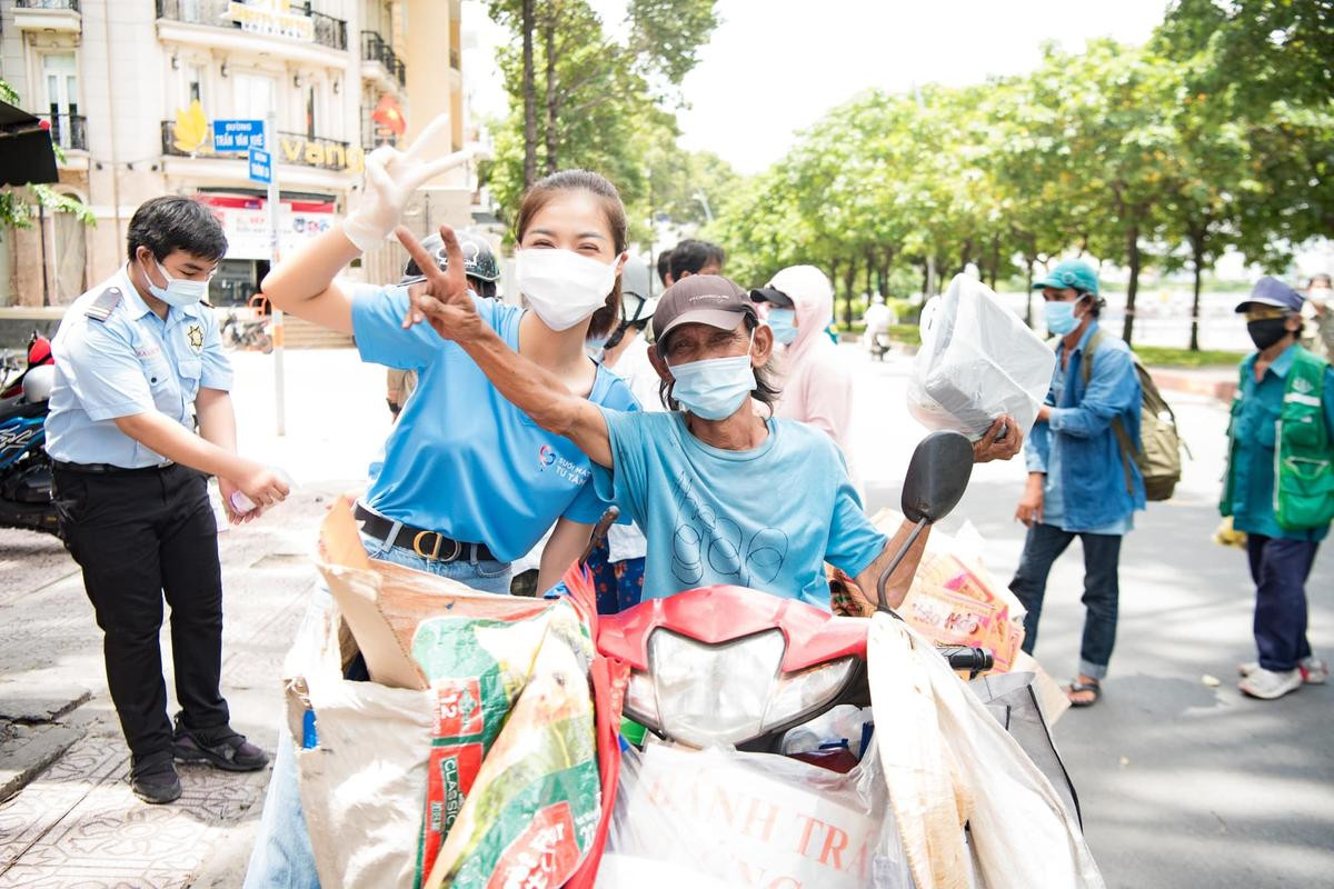 Cảm động khoảnh khắc mộc mạc của Hoa hậu Tiểu Vy và các Á hậu ngồi ăn cơm sau khi làm từ thiện Ảnh 6