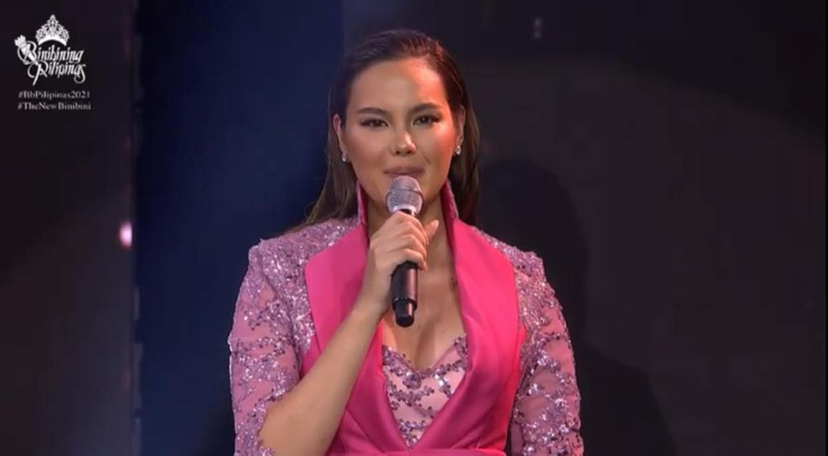 Catriona Gray mất điểm vì gu thời trang sến sẩm, make-up lạc quẻ, tăng cân không kiểm soát với vai trò MC Ảnh 5