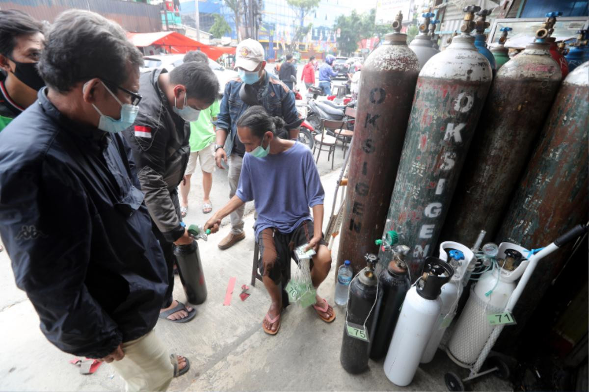 Người dân Indonesia tuyệt vọng đi tìm oxy, bác sĩ bất lực nói: 'Chúng tôi không thể giúp họ' Ảnh 1