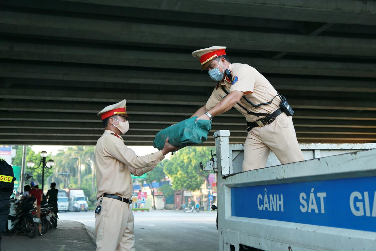 Hà Nội: Điểm kiểm soát dịch Covid-19 đi vào hoạt động, nhiều người tự giác đến khai báo y tế Ảnh 2