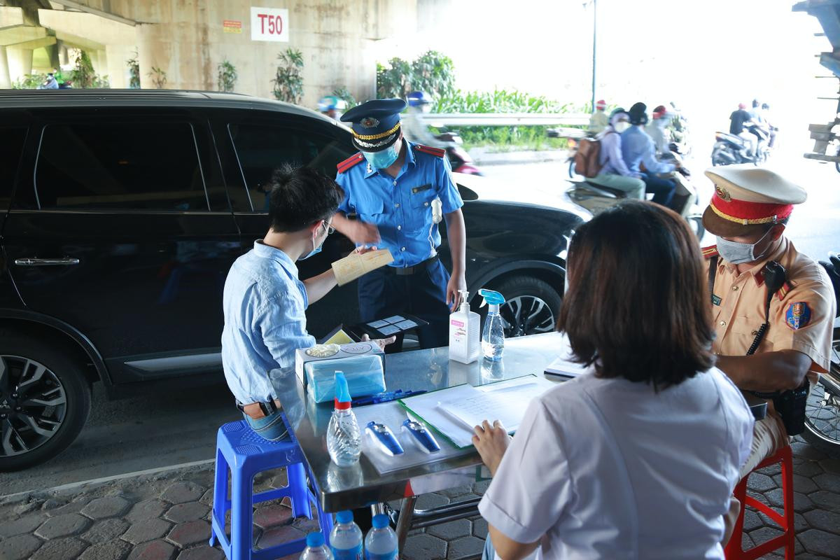 Hà Nội: Điểm kiểm soát dịch Covid-19 đi vào hoạt động, nhiều người tự giác đến khai báo y tế Ảnh 9