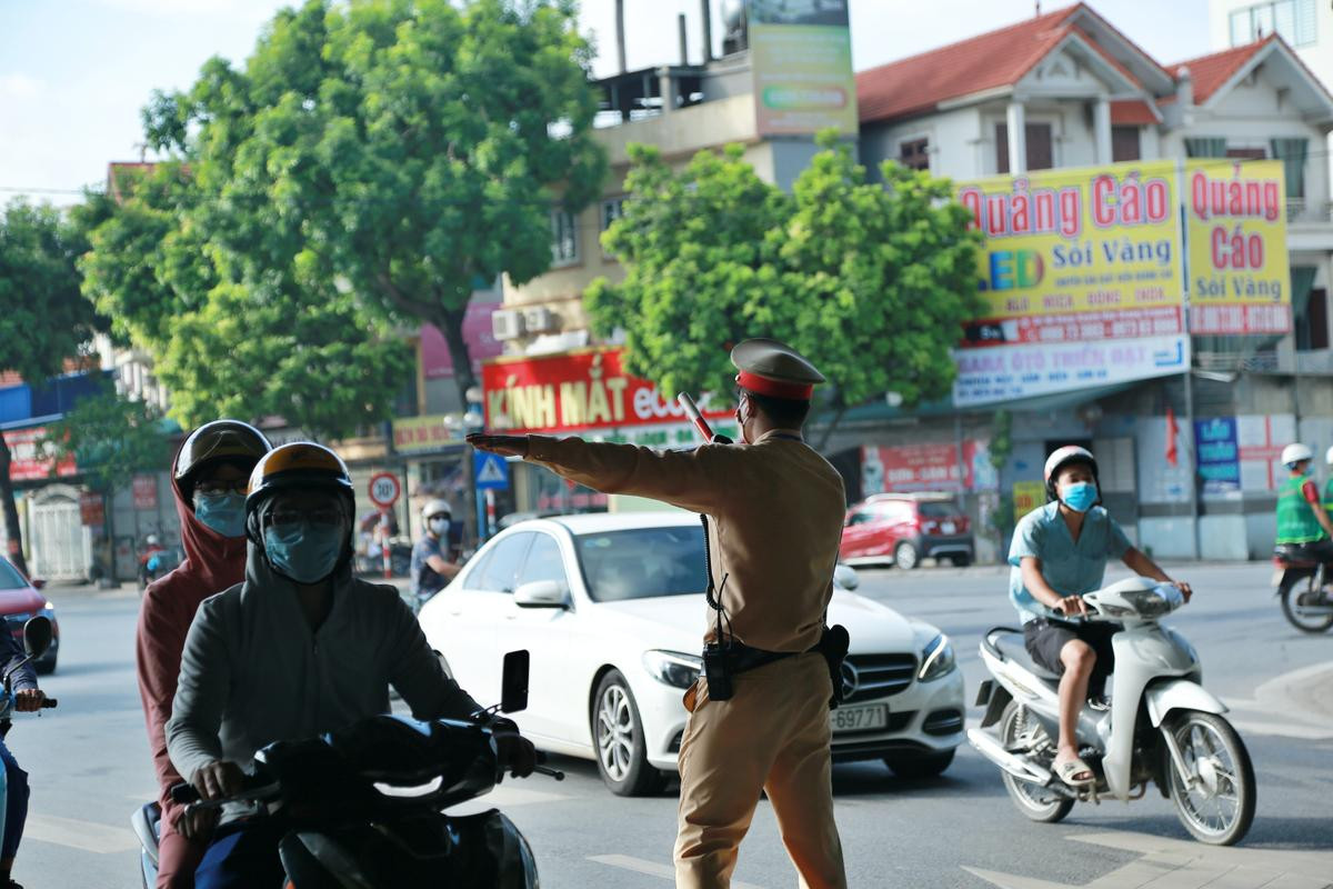 Hà Nội: Điểm kiểm soát dịch Covid-19 đi vào hoạt động, nhiều người tự giác đến khai báo y tế Ảnh 7