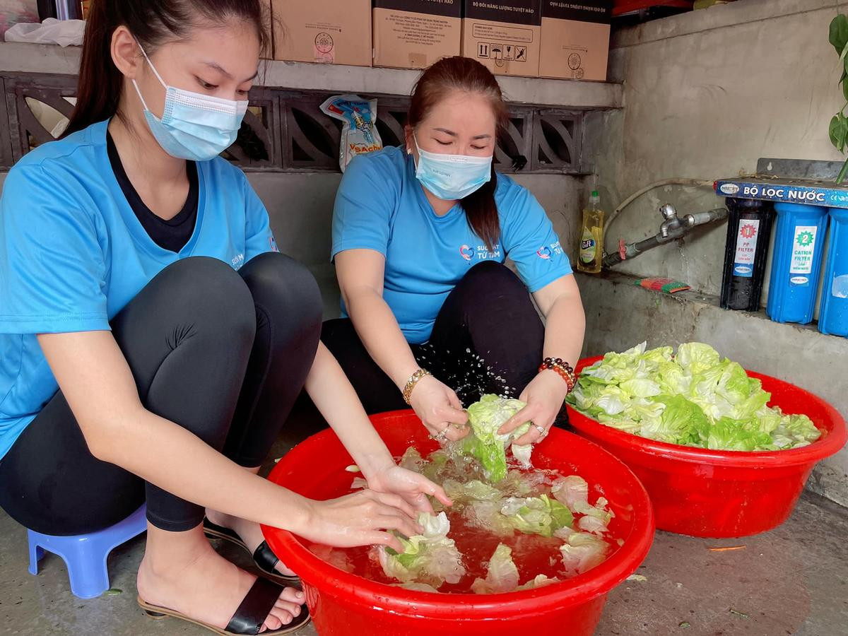 Á hậu Ngọc Thảo hạnh phúc khi cùng gia đình làm thiện nguyện mùa dịch Ảnh 4