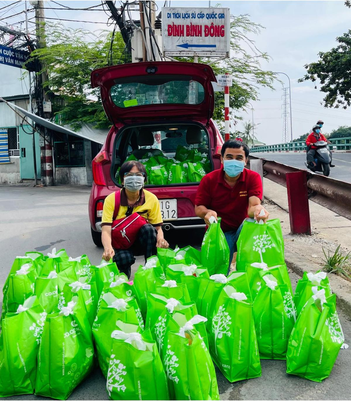 Quyền Linh thương Sài Gòn 'đứt ruột đứt gan', len lỏi vào tận hẻm sâu để phát quà từ thiện Ảnh 3