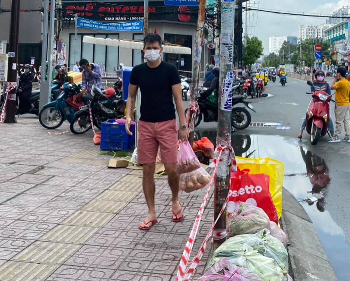 Công Vinh khoe bàn tay đỏ lòm vì phụ Thủy Tiên đi hỗ trợ vùng dịch, nào ngờ vẫn bị mỉa mai Ảnh 4