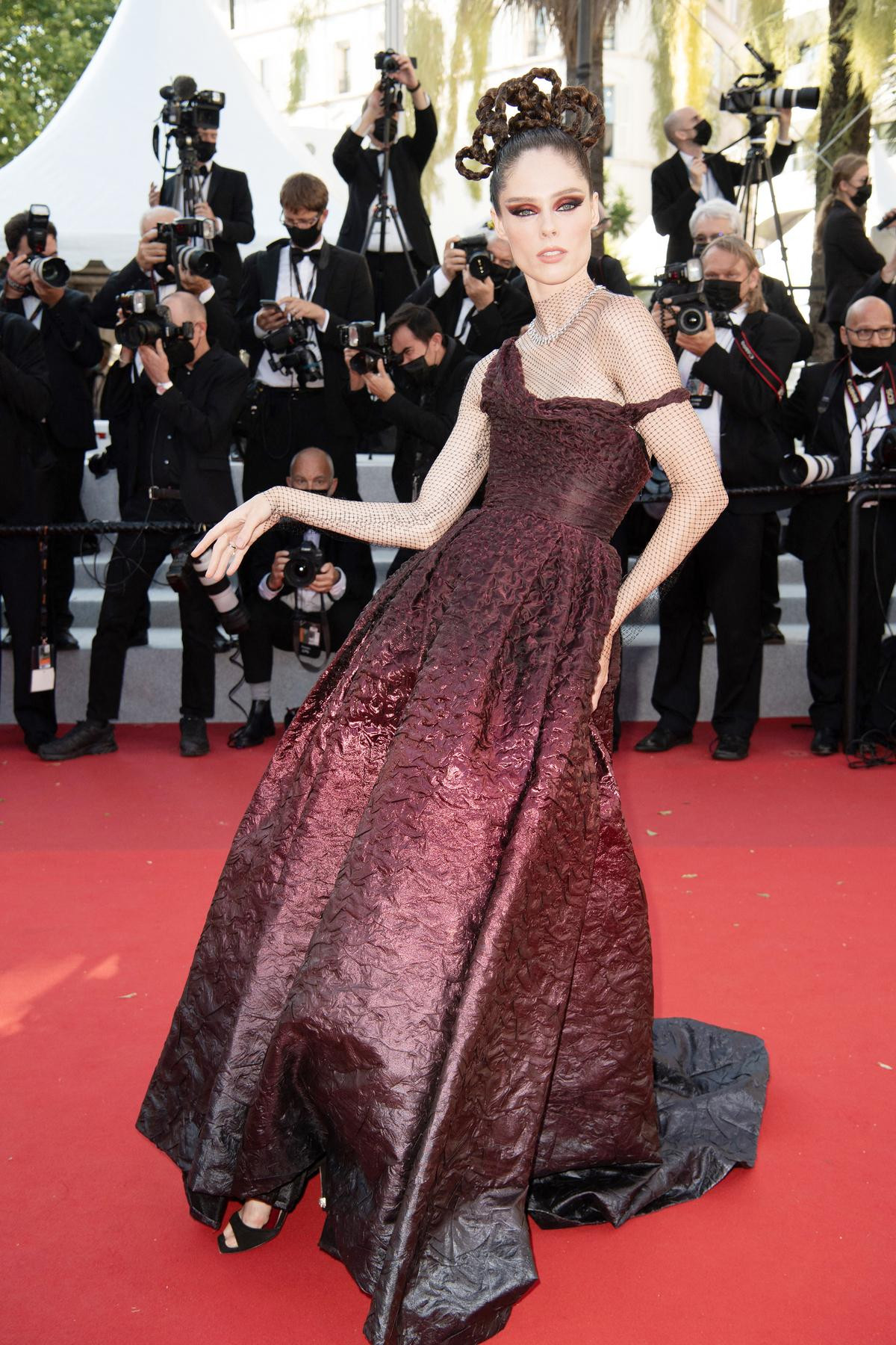 Siêu mẫu Coco Rocha bị la ó vì màn tạo dáng 'lố' và câu giờ tại Cannes 2021 Ảnh 1