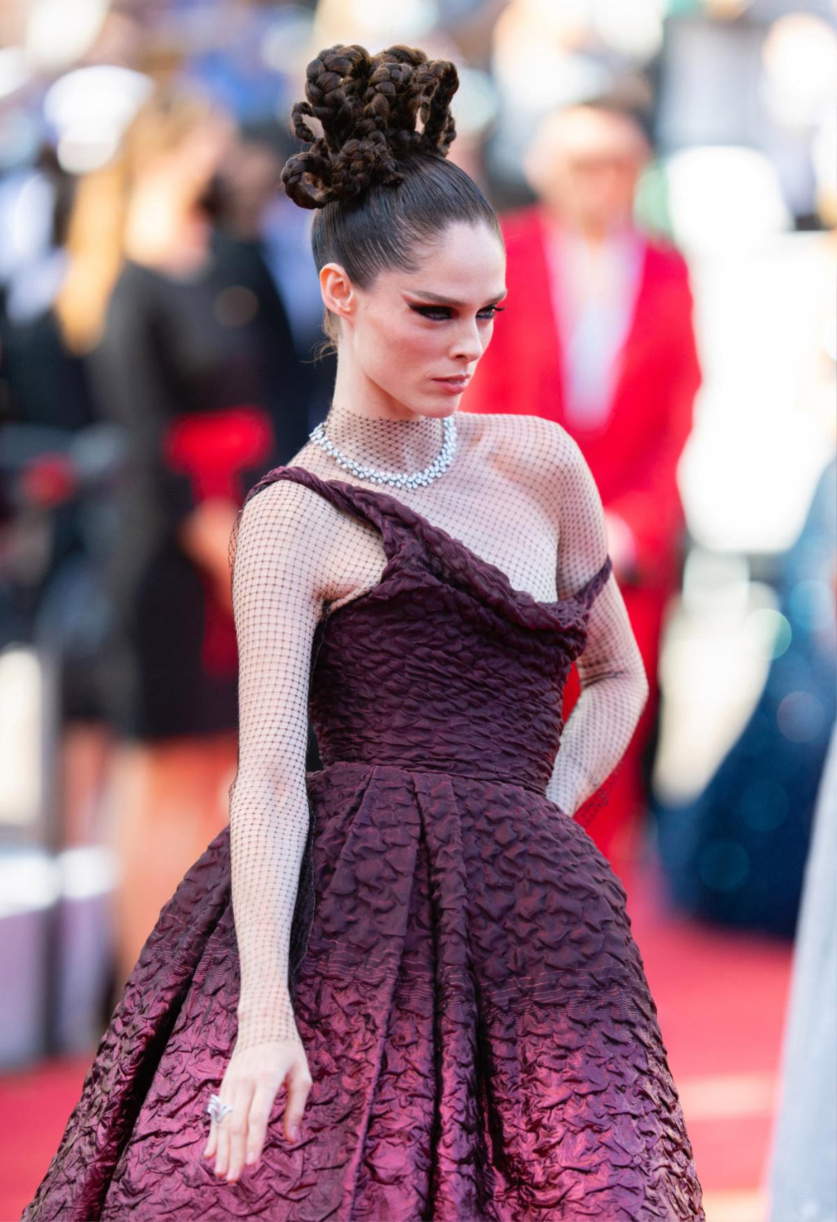 Siêu mẫu Coco Rocha bị la ó vì màn tạo dáng 'lố' và câu giờ tại Cannes 2021 Ảnh 3