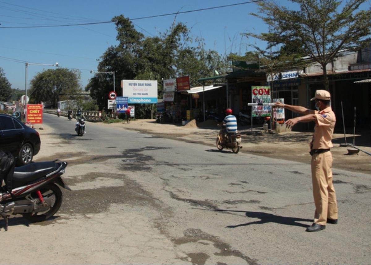 Không có giấy xét nghiệm âm tính, 3 thanh niên bơi qua sông để né chốt kiểm dịch Ảnh 1