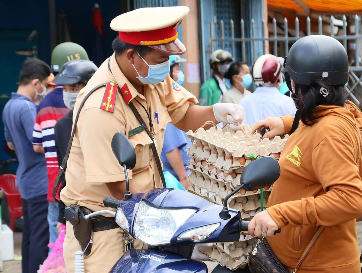 Nếu bạn vẫn còn may mắn được ở nhà trong mùa dịch Covid-19, hãy ghi nhớ và cảm ơn những người hùng này! Ảnh 9