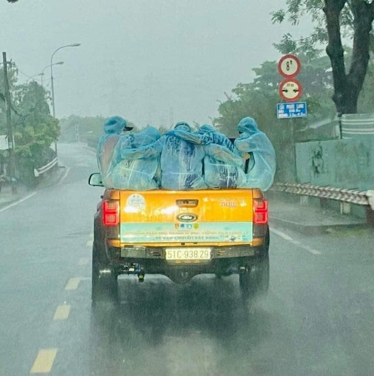 Nếu bạn vẫn còn may mắn được ở nhà trong mùa dịch Covid-19, hãy ghi nhớ và cảm ơn những người hùng này! Ảnh 7