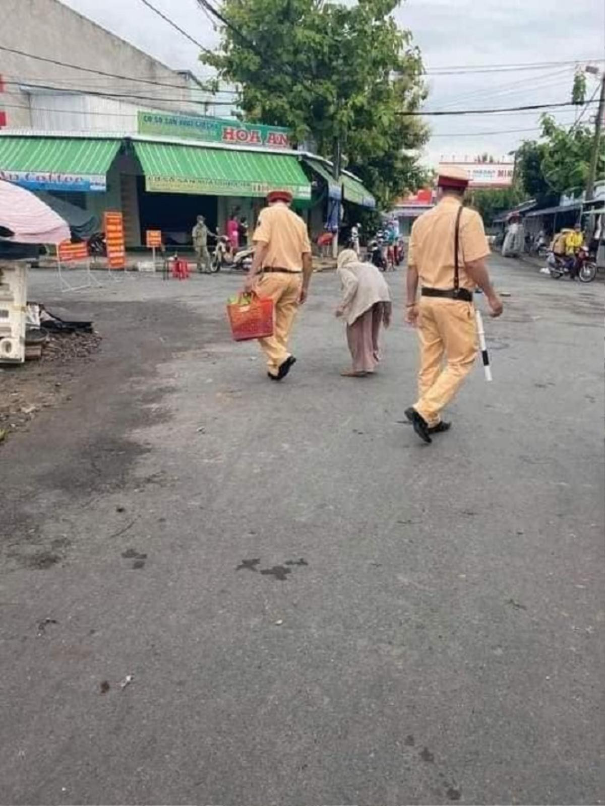 Nếu bạn vẫn còn may mắn được ở nhà trong mùa dịch Covid-19, hãy ghi nhớ và cảm ơn những người hùng này! Ảnh 8