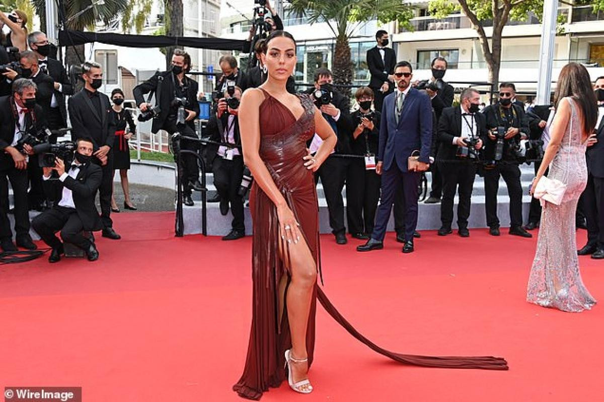 Người tình C.Ronaldo lộ thân hình tròn ủng khác xa ảnh tự đăng khi khoe dáng trên thảm đỏ Cannes 2021 Ảnh 3