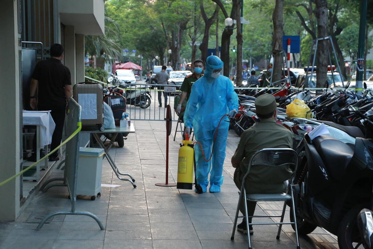 Hà Nội: Phong toả tạm thời tòa nhà Vietinbank 25 Lý Thường Kiệt do liên quan Covid-19 Ảnh 5