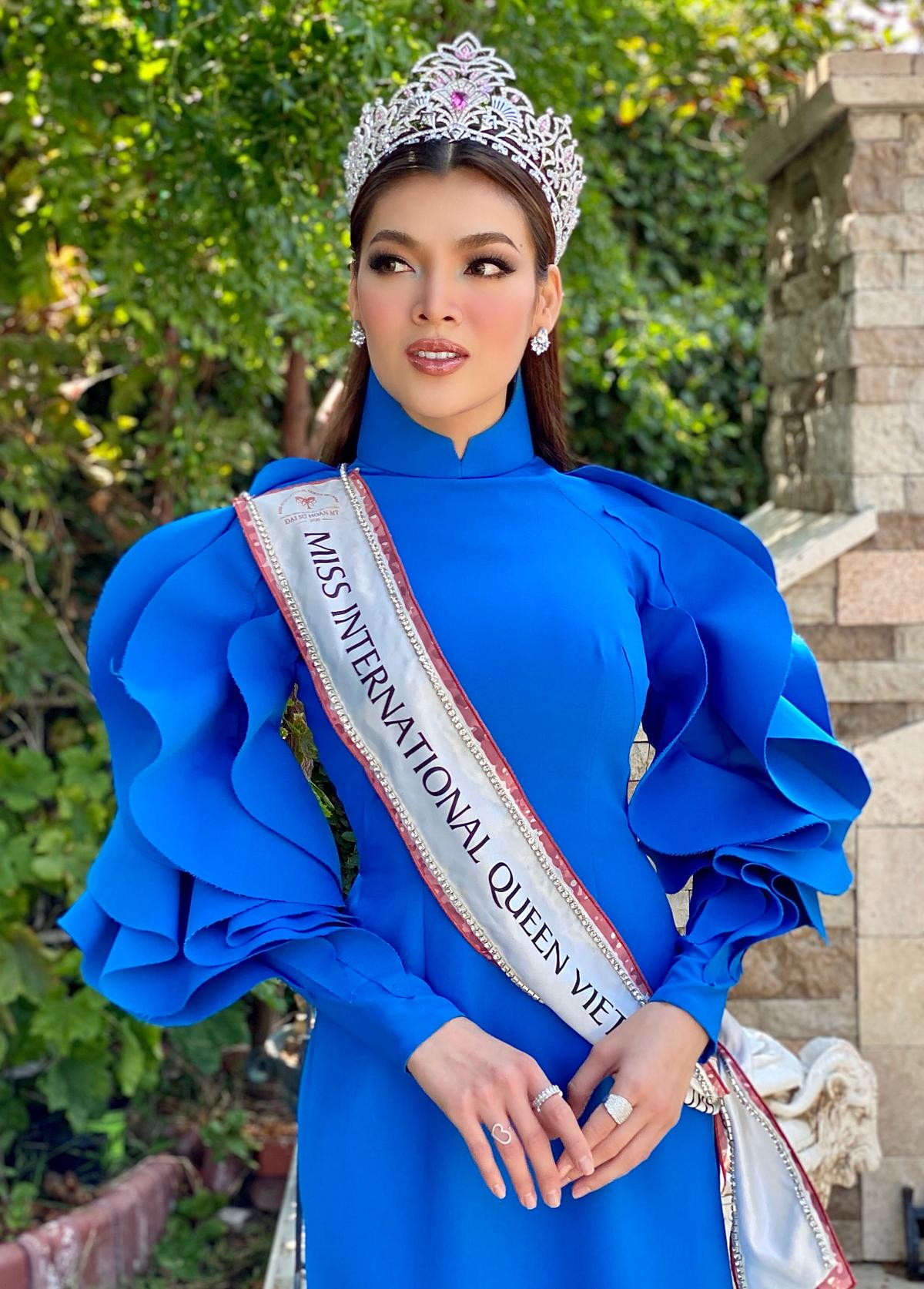 Hoa hậu Trân Đài mặc áo dài Việt tỏa sáng trên đất Mỹ: Sẵn sàng cho 'cuộc chiến' Miss International Queen Ảnh 4