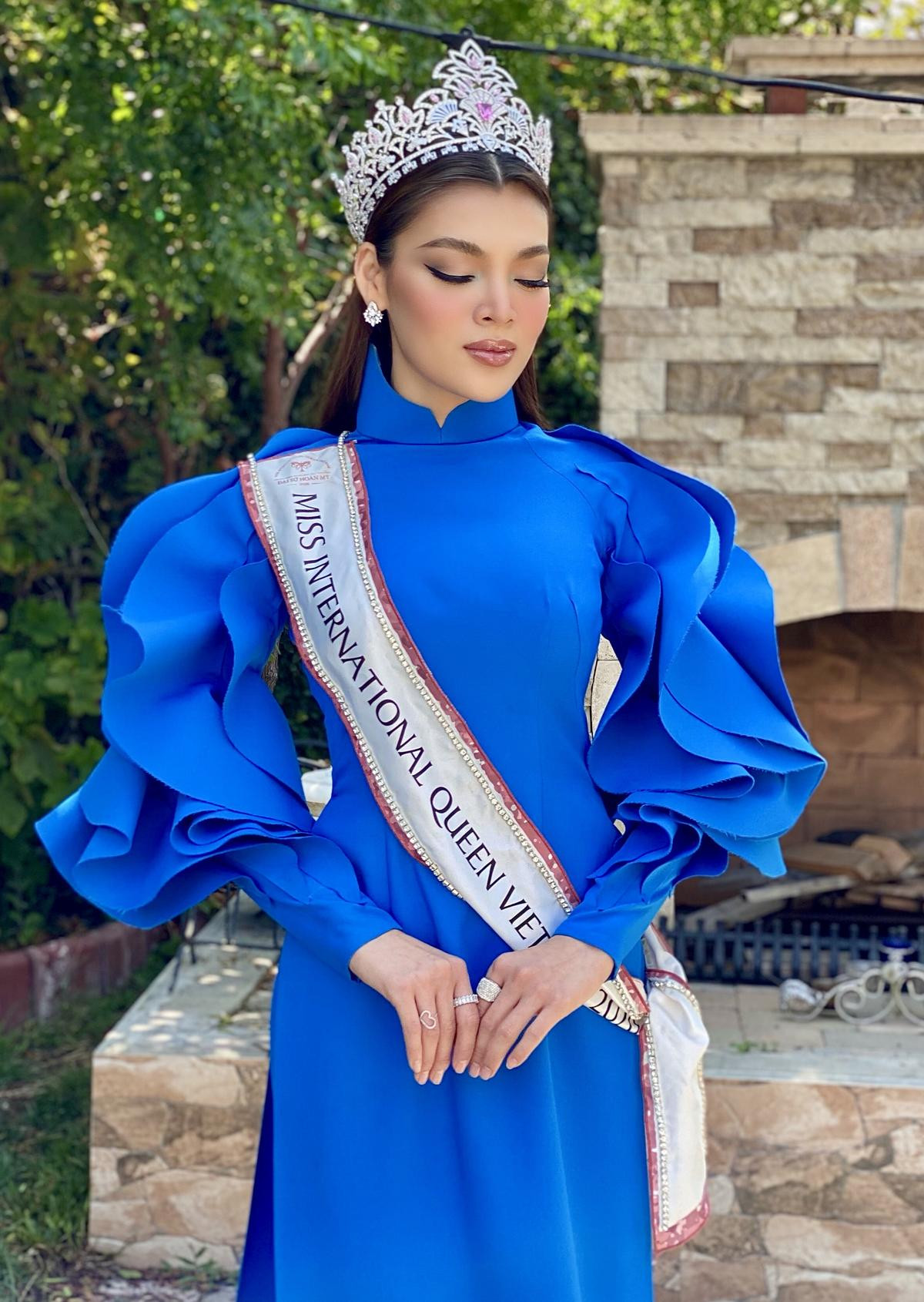 Hoa hậu Trân Đài mặc áo dài Việt tỏa sáng trên đất Mỹ: Sẵn sàng cho 'cuộc chiến' Miss International Queen Ảnh 6