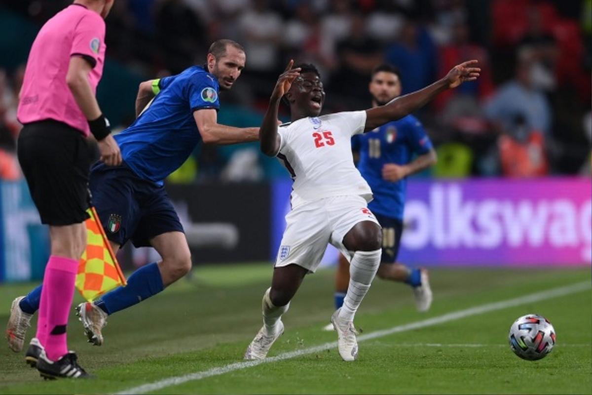 Fan cuồng Italia xăm cảnh Chiellini kéo ngã Saka Ảnh 1