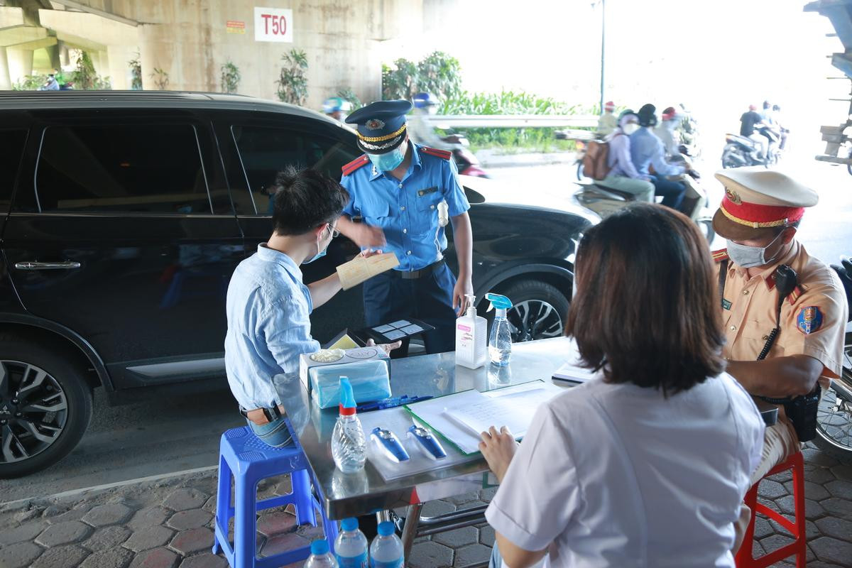 Lực lượng chức năng kiểm tra, kiểm soát các phương tiện tại các chốt ở cửa ngõ thủ đô Hà Nội để phòng chống dịch bệnh Covid-19 theo quy định.