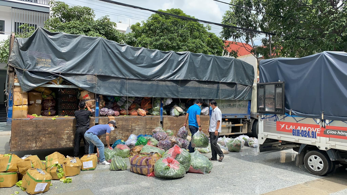 Cường Đô La hỗ trợ hàng tấn rau củ cho công nhân ở Bình Dương, netizen chỉ chú ý đến chi tiết nhỏ này Ảnh 5