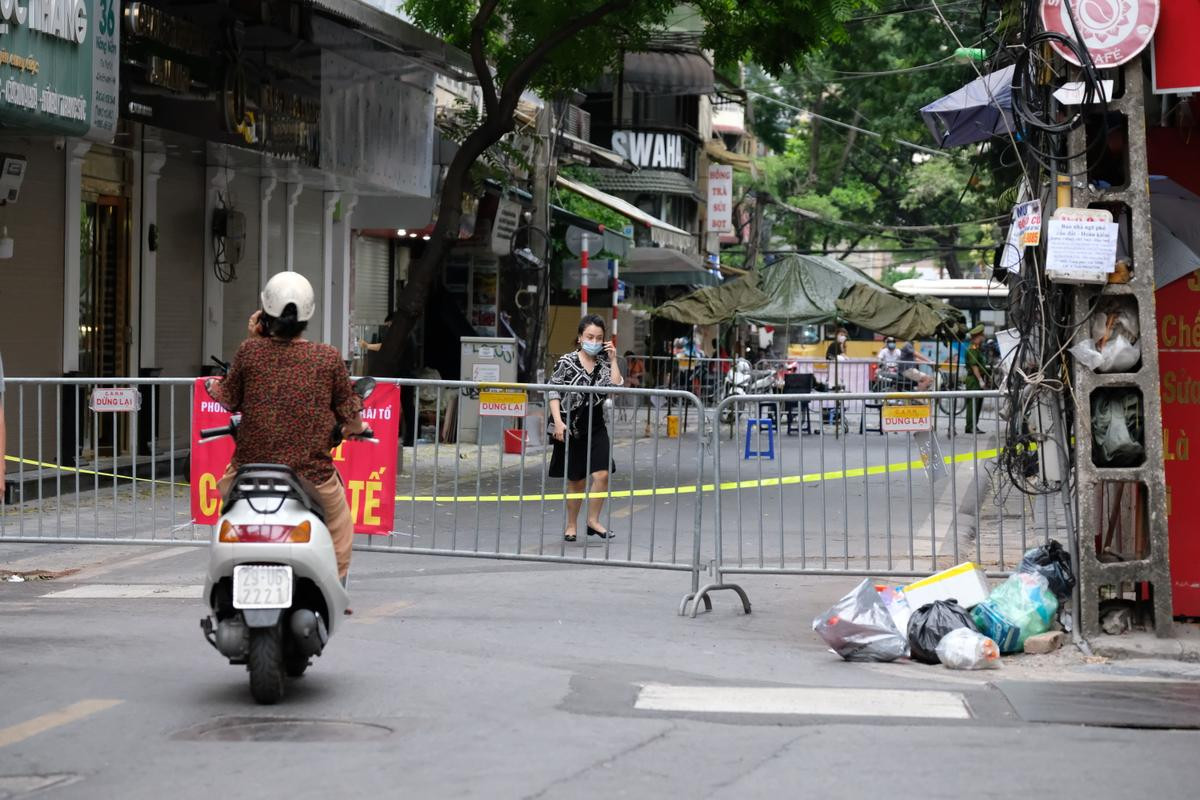 Hà Nội: Phong toả đoạn phố Hàng Mắm, dựng lều dã chiến xét nghiệm người do liên quan Covid-19 Ảnh 4