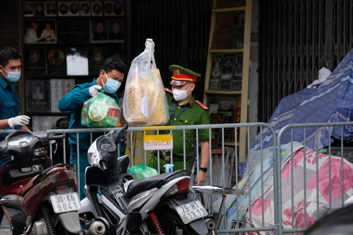 Hà Nội: Phong toả đoạn phố Hàng Mắm, dựng lều dã chiến xét nghiệm người do liên quan Covid-19 Ảnh 5