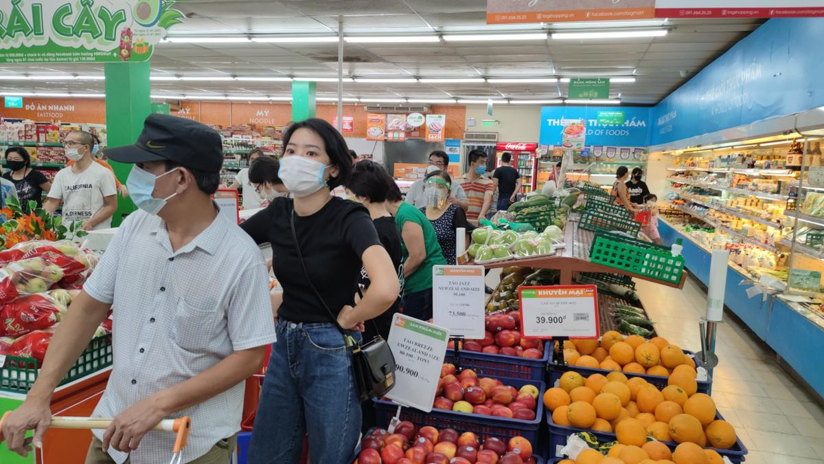 Siêu thị đông nghẹt người đi mua lương thực tích trữ, Hà Nội khẳng định hàng hóa đáp ứng đủ nhu cầu Ảnh 14