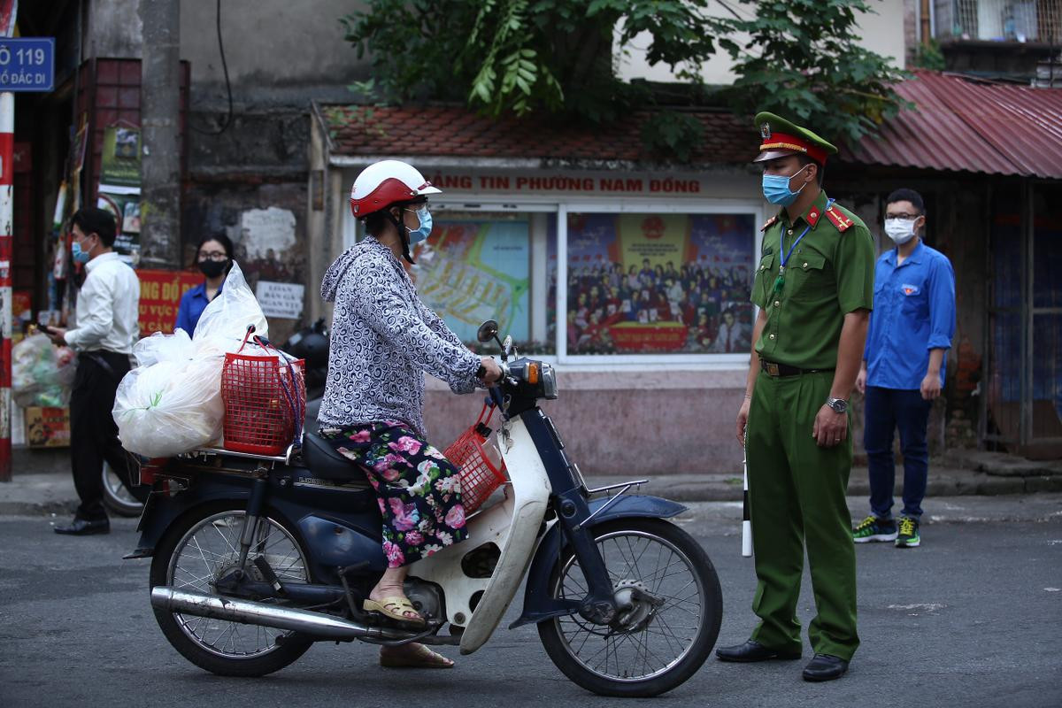 Tiểu thương Hà Nội rưng rưng nước mắt quay xe trước cổng chợ trong ngày đầu thực hiện Công điện 15 Ảnh 2