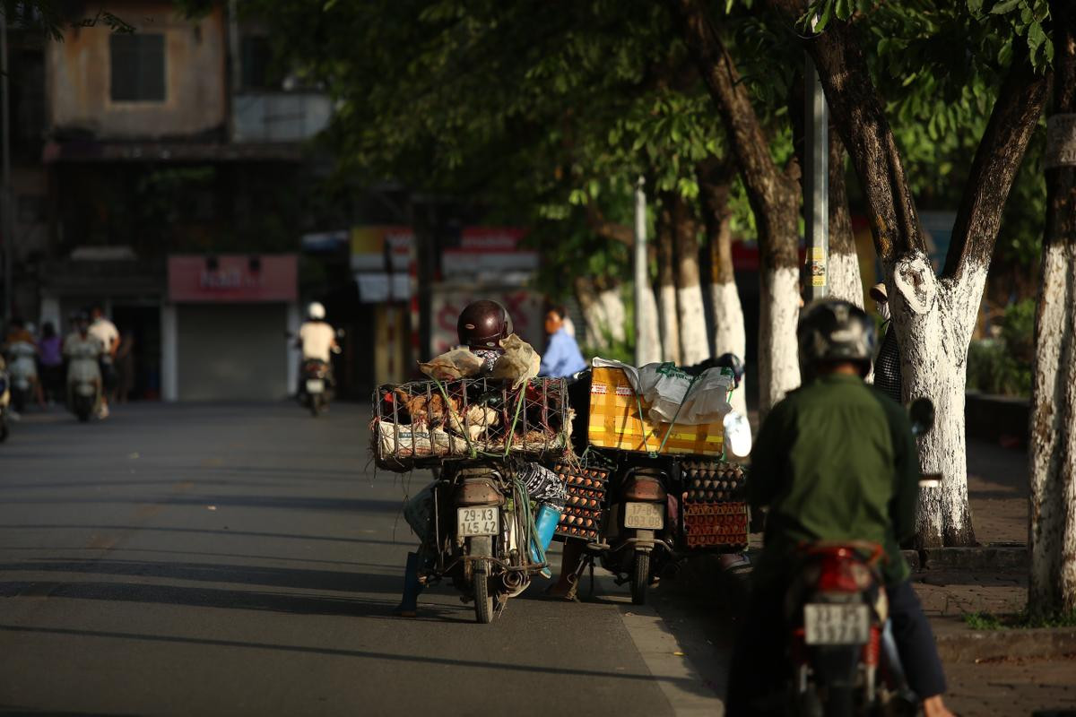 Tiểu thương Hà Nội rưng rưng nước mắt quay xe trước cổng chợ trong ngày đầu thực hiện Công điện 15 Ảnh 14