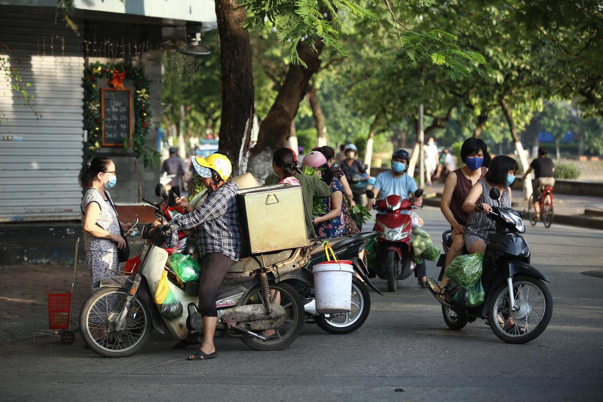 Tiểu thương Hà Nội rưng rưng nước mắt quay xe trước cổng chợ trong ngày đầu thực hiện Công điện 15 Ảnh 10